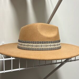 BOUTIQUE HAT
